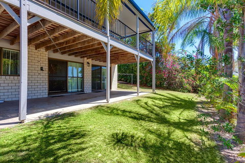 40 Rumbalara Avenue - Rainbow Beach, Entertain On The Spacious Verandah Overlooking Beautiful Rainbow Beach - Accommodation Ballina 2
