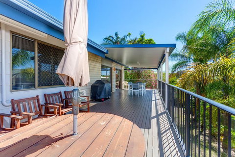 40 Rumbalara Avenue - Rainbow Beach, Entertain On The Spacious Verandah Overlooking Beautiful Rainbow Beach - Accommodation Ballina 1