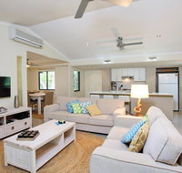 6 Orania Court - Rainbow Shores Absolutely gorgeous beach side property within 200 metres walk to the beach - Accommodation Ballina