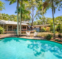 8 Satinwood Drive - Rainbow Shores Architecturally Designed Pool Walk to Beach - Accommodation Ballina