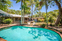 8 Satinwood Drive - Rainbow Shores Architecturally Designed Pool Walk to Beach