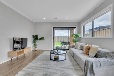 Entire HouseShort Long Term Stay In Lara - Accommodation Ballina 0