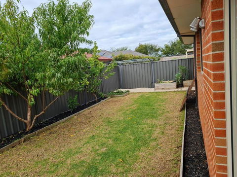 Generous 4 Bedroom Home Close To Park And Shops - Accommodation Ballina 1