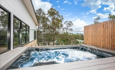Glamour In Gisborne - With Spa! - Accommodation Ballina 0