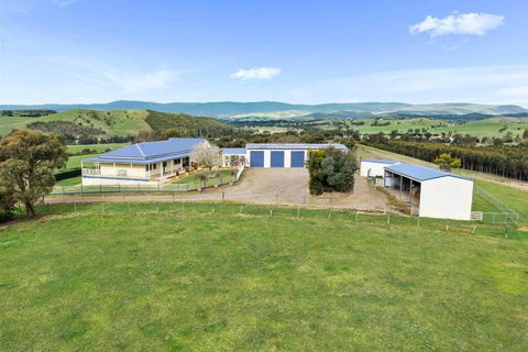 IRONBARK FARM Farmhouse On 52 Acres In The Scenic Yarra Valley - Accommodation Ballina 1