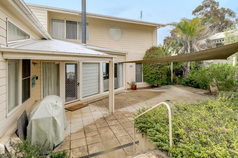 Aegina - Accommodation Ballina 2
