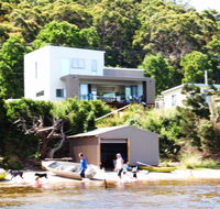 Amazing Ansons Bay Absolute Waterfront Beach House - Accommodation Ballina