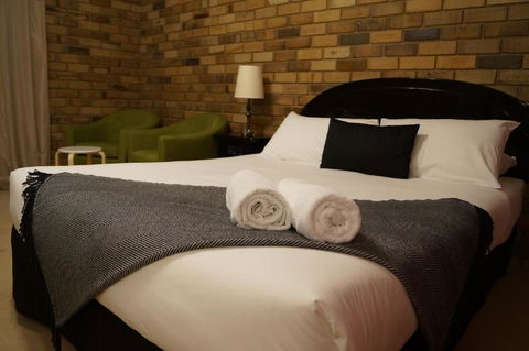 Magdala Motor Lodge & Lakeside Restaurant - Accommodation Ballina 0
