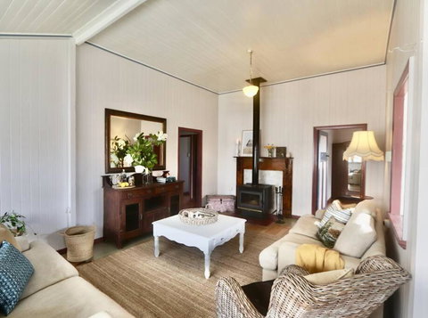 MAGNOLIA HOUSE ON THE CREEK - STANTHORPE - Accommodation Ballina 1