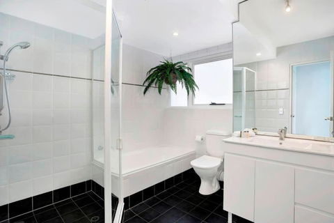 MAN29 - Beautiful 2 BR Apartment Manly Wharf Views - Accommodation Ballina 3