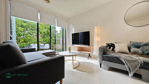 Modern 2-Bedroom Townhouse Near DFO & RMIT - Accommodation Ballina 0