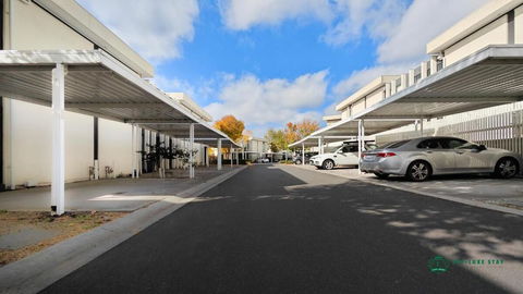 Modern 2-Bedroom Townhouse Near DFO & RMIT - Accommodation Ballina 2