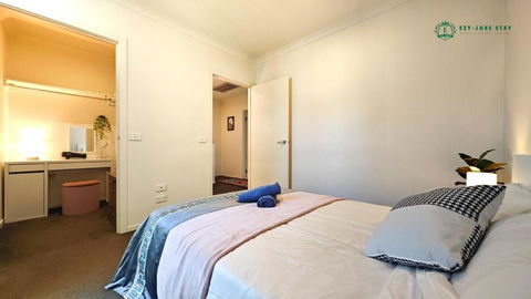 Modern 2-Bedroom Townhouse Near DFO & RMIT - Accommodation Ballina 3