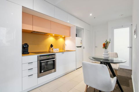 Modern 2BR Apt W City Views, Balcony & Wi-Fi - Accommodation Ballina 1