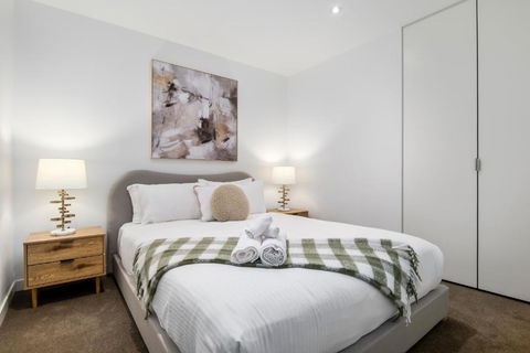 Modern 2BR Apt W City Views, Balcony & Wi-Fi - Accommodation Ballina 3