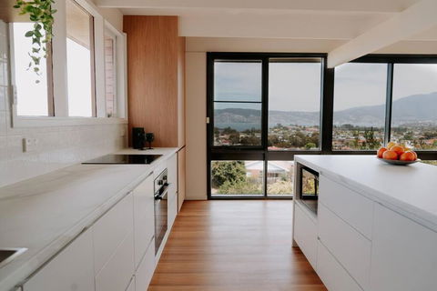 Modern Home Overlooking River - Accommodation Ballina 3