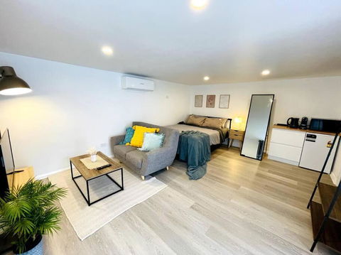 Newly Renovated Contemporary Private Studio Near Hobart CBD And Airport - Accommodation Ballina 0