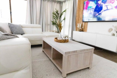 Newly Renovated Home Near Shops, M1, National Forest & Koalas! - Accommodation Ballina 0