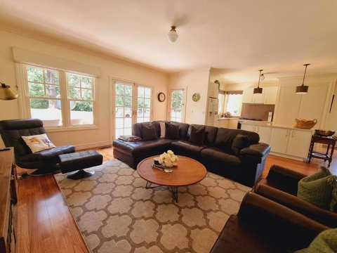 Noonan House, 5 Bedrooms. Hop & Skip To Town - Accommodation Ballina 2