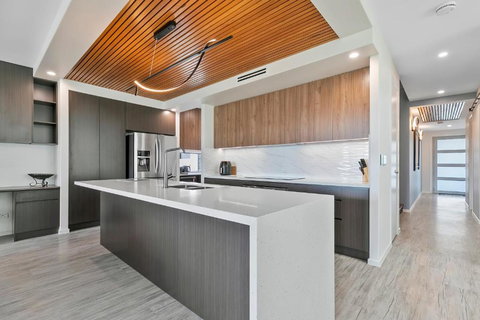 Ocean Escape - Majestic, Luxurious Canal Home - Accommodation Ballina 3