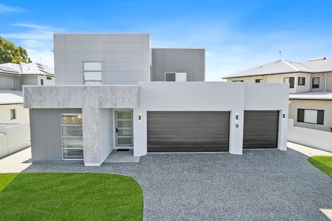 Ocean Escape - Majestic, Luxurious Canal Home - Accommodation Ballina 1