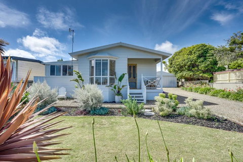 Our Little White House -74 Padman Crescent, Middleton - Accommodation Ballina 0