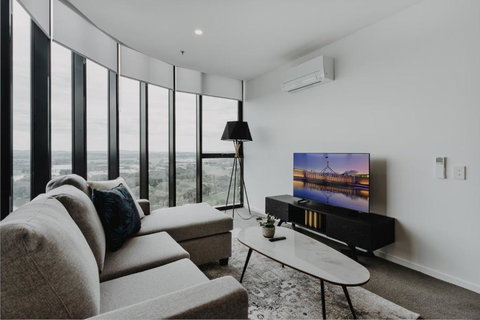 Panoramic Lake View 2-Bed With Pool, Gym And BBQ - Accommodation Ballina 1