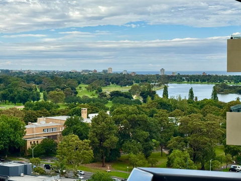 Panoramic View - Albert Park Lake & Shrine Views - Accommodation Ballina 0