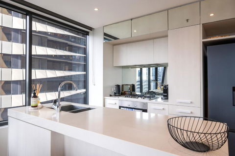 Panoramic View - Albert Park Lake & Shrine Views - Accommodation Ballina 2