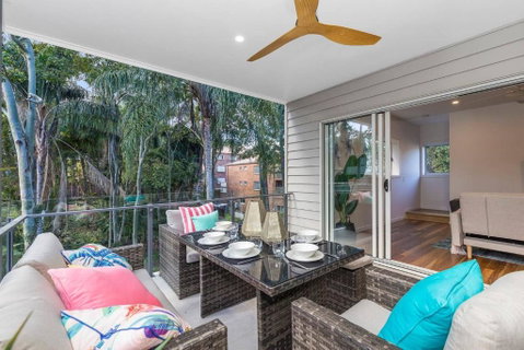 Park Avenue Townhouse Retreat Brisbane Sleeps 10 - Accommodation Ballina 2