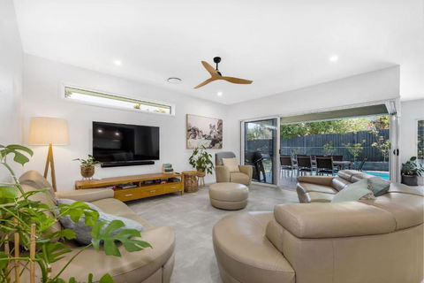 Pet Friendly Holiday Home With Pool On Alex - Accommodation Ballina 2