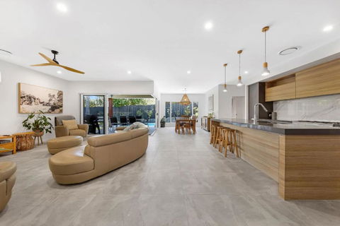 Pet Friendly Holiday Home With Pool On Alex - Accommodation Ballina 0