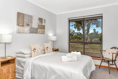 Picturesque Vineyard Farmhouse Nestled On 40-Acres - Accommodation Ballina 2
