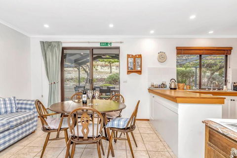 Picturesque Vineyard Farmhouse Nestled On 40-Acres - Accommodation Ballina 3
