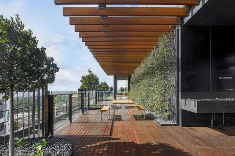 Premium Albert Park Grand Prix Apartment By Ready Set Host - Accommodation Ballina 3