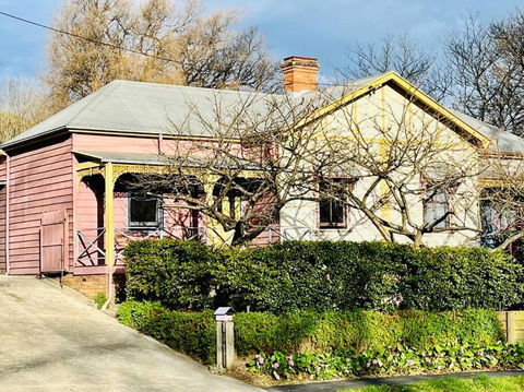 Quarryman Cottage @ 102 - Accommodation Ballina 0