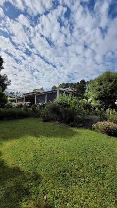Quiet Family Retreat Getaway - Wildlife Park, Sovereign Hill, Kryall Castle And City At Your Door - Modern House, 8 Guests, 4 Bedrooms, 5 Beds - Accommodation Ballina 0