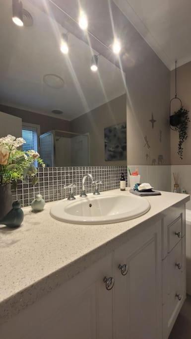 Quiet Family Retreat Getaway - Wildlife Park, Sovereign Hill, Kryall Castle And City At Your Door - Modern House, 8 Guests, 4 Bedrooms, 5 Beds - Accommodation Ballina 2