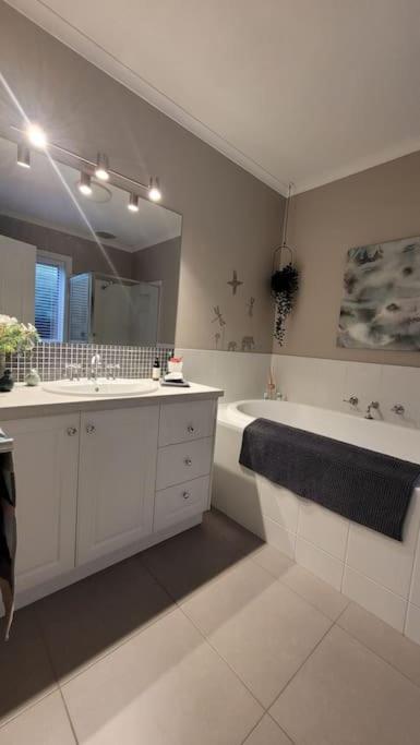 Quiet Family Retreat Getaway - Wildlife Park, Sovereign Hill, Kryall Castle And City At Your Door - Modern House, 8 Guests, 4 Bedrooms, 5 Beds - Accommodation Ballina 3