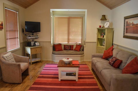 Autumn Affair Cottage 5 - Accommodation Ballina 3