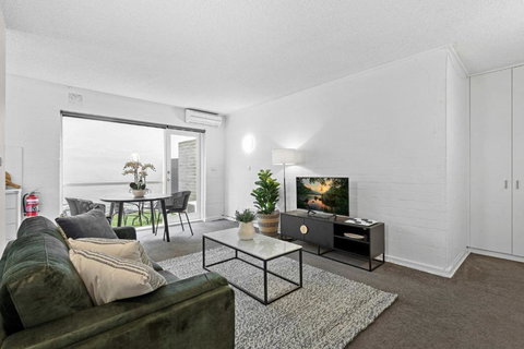 Refined 1-Bed Apartment With Garden Access - Accommodation Ballina 0