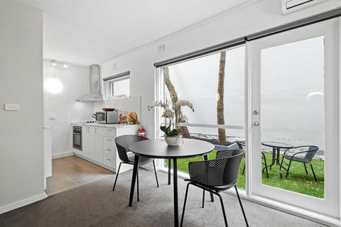 Refined 1-Bed Apartment With Garden Access - Accommodation Ballina 1