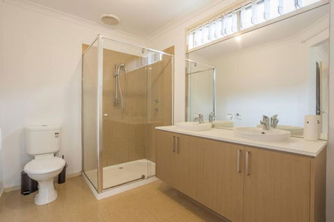 Relaxing Family Home In The Heart Of Tarneit - Accommodation Ballina 1