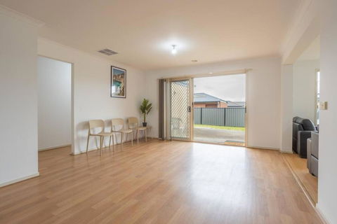 Relaxing Family Home In The Heart Of Tarneit - Accommodation Ballina 2
