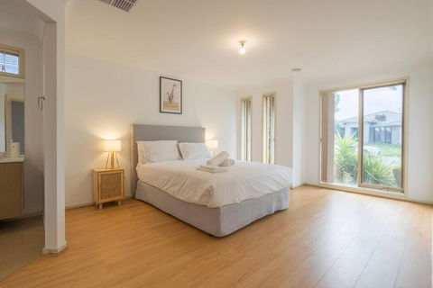 Relaxing Family Home In The Heart Of Tarneit - Accommodation Ballina 3