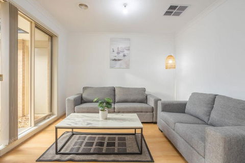 Relaxing Family Home In The Heart Of Tarneit - Accommodation Ballina 2