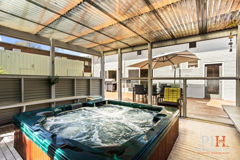 Sandy Bay Getaway W Spa 4 Bdr - Accommodation Ballina 0