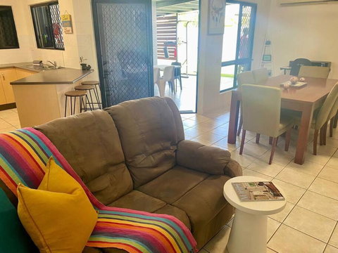 Spacious Retreat On Brenton In Tropical North Queensland - Accommodation Ballina 3