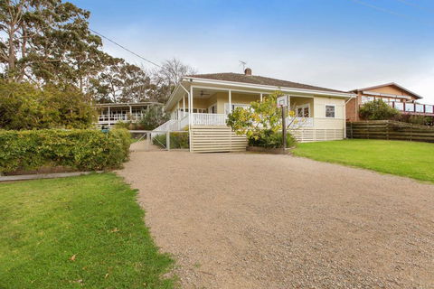 BEACHSIDE GETAWAY - DROMANA - Accommodation Ballina 0