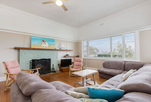 BEACHSIDE GETAWAY - DROMANA - Accommodation Ballina 1